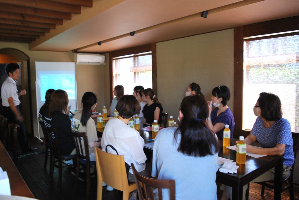 専門家の話を真剣に聞き入るスタッフ